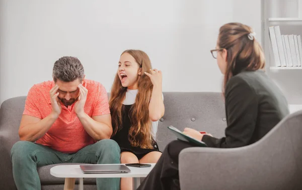 Professionelle Beratung, Kinder helfen und unterstützen. Psychologische Therapie, psychische Gesundheit der Familie. Vater und Tochter im Teenageralter bei einer Psychologiestunde. Sozialarbeiterin berät Eltern. Schlechtes Benehmen. — Stockfoto