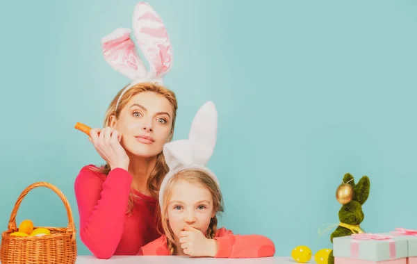 Мати і донька з вухами кролика. Великодня сім'я . — стокове фото