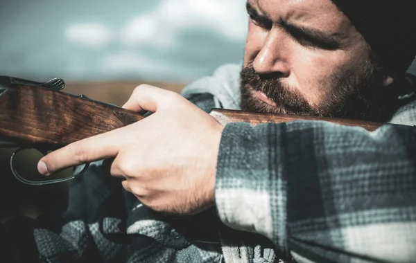 Hunting. Poacher in the Forest. Hunter with shotgun gun on hunt. Hunting is the practice of killing or trapping animals. Trigger of the shotgun. — Stock Photo, Image