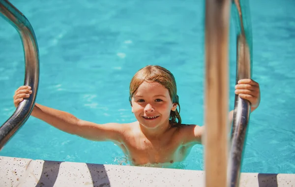 Barnpojken simmar i poolen. Aktiviteter för glada barn vid poolen. — Stockfoto