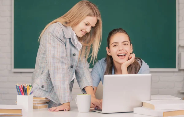 Studenti ragazze in classe al college. Due studenti che fanno i compiti insieme e si aiutano a vicenda. — Foto Stock