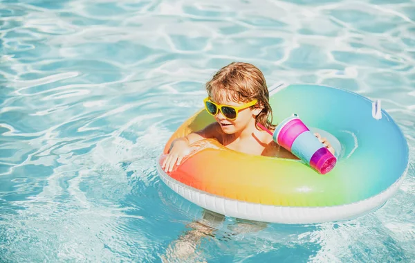 Vacances d'été. Week-end d'été pour enfants. Garçon dans la piscine. Enfant à aquapark sur cercle gonflable en caoutchouc. — Photo