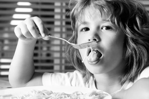 Close up retrato de uma criança pequena bonito comer macarrão, espaguete. Conceito de infância. — Fotografia de Stock