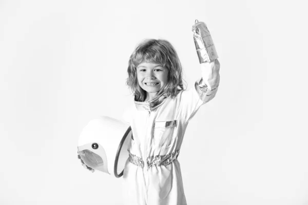 Chico sorprendido jugando a ser un astronauta con casco espacial y traje de metal. — Foto de Stock
