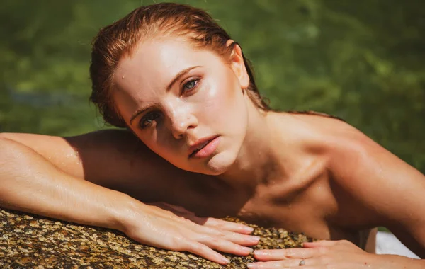 Jovem mulher sexy no mar. Praia de verão sensual menina. — Fotografia de Stock