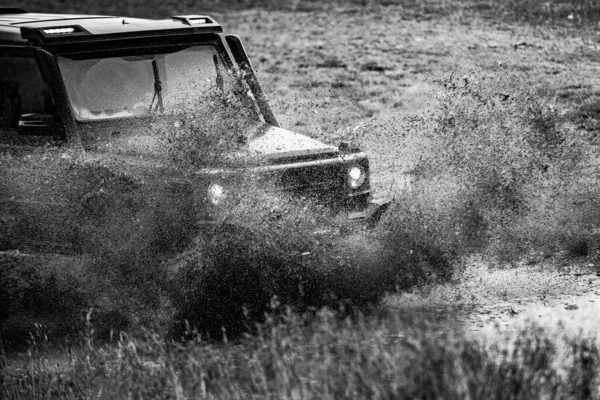 Expedición todoterreno en jeep a los pueblos en la carretera de montaña. Concepto de viaje y carreras para vehículos todoterreno 4x4. — Foto de Stock