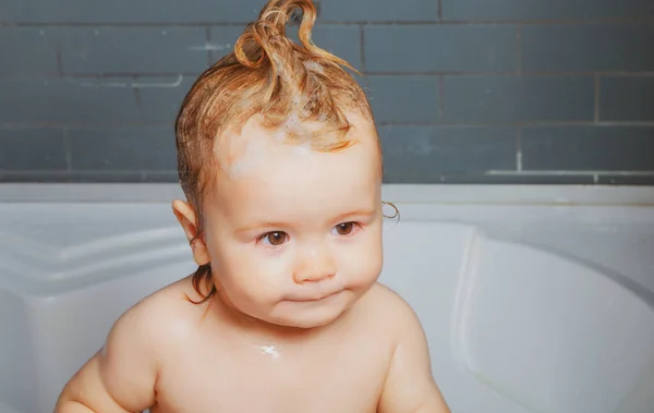 Kleine baby neemt bad, close-up gezicht portret van lachende jongen, gezondheidszorg en kinderen hygiëne. — Stockfoto