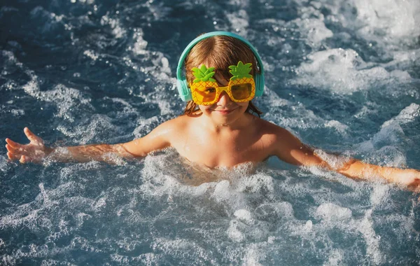 Retrato de cerca del lindo niño nadando y sonriendo en la piscina. —  Fotos de Stock