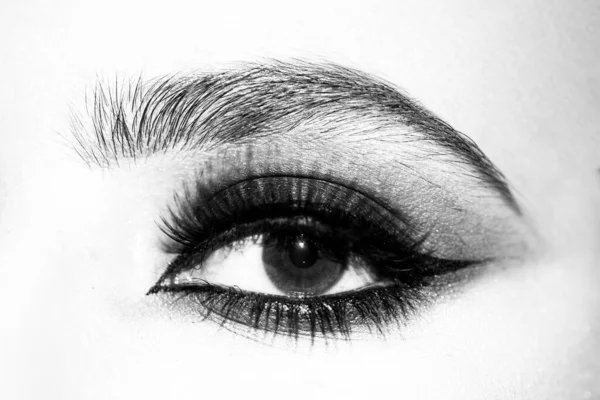 Augen zu und durch. Nahaufnahme von schönen weiblichen Auge. — Stockfoto