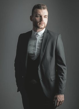 Metroseksüel. Takım elbiseli şık bir adam. Modern adam modaya uygun. Klasik takım elbiseli adam. İşler güvenli. Yakışıklı, ciddi bir erkek modelin portresi.