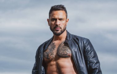 Acımasız adam, yakışıklı erkek modelin ciddi yüzü, erkek gücü kavramı ve güçlü..