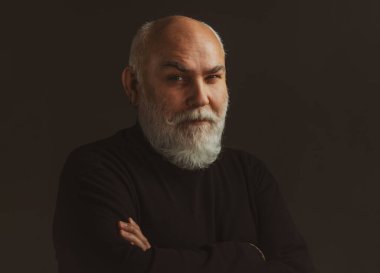 Kıdemli adam. Yaşlı, yaşlı, olgun bir adam. Siyah üzerine yakın portre..
