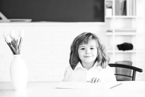 Sorridente educazione scolastica. Allievo della scuola elementare studia al chiuso. Dopo l'insegnamento scolastico. Il ragazzo si prepara per la scuola. — Foto Stock