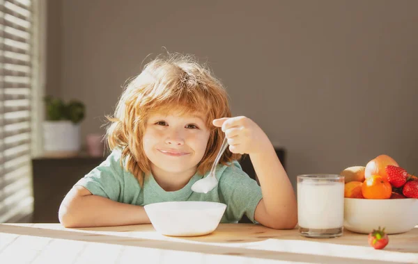 白人小孩在厨房里吃着健康的汤。儿童的健康营养. — 图库照片