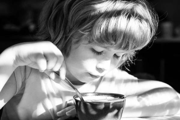 Çocuk maması. Çocuk çorba içiyor. Çocuklar için sağlıklı beslenme. Organik ev yemekleri..