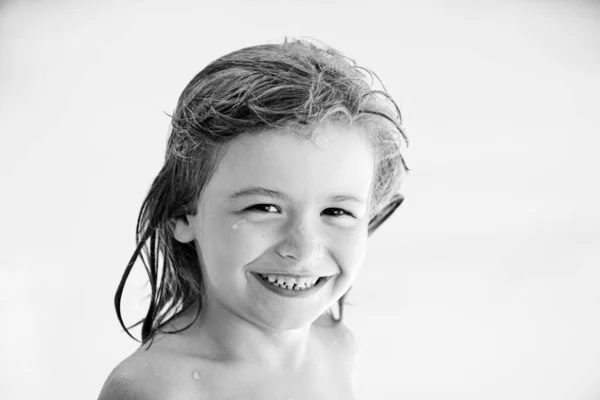 Barn i sommarpoolen. En kvarnpojke i Aquapark. Grabben simmar i vatten. Aktiviteter vid poolen. Sommarsemester koncept. — Stockfoto