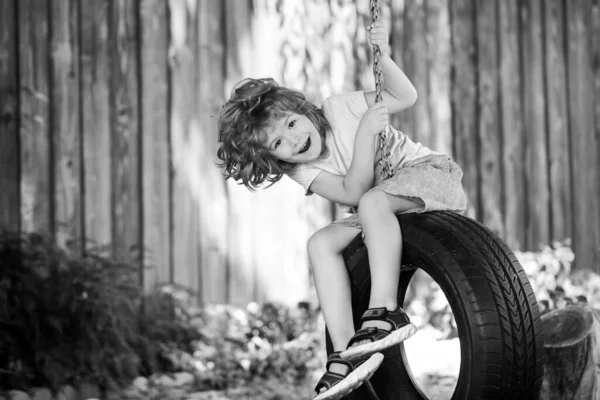애들은 뒷 뜰에서 놀고. 실내 놀이를 하는아이. 행복하고 귀여운 작은 소년 스윙 그리고 건강 한 여름 방학 활동을 즐기는. — 스톡 사진