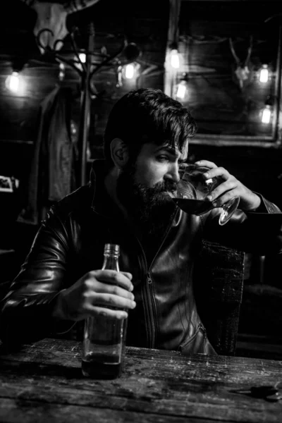 El hombre con barba sostiene brandy de vidrio. Macho bebiendo. Degustación, degustación. Hombre barbudo guapo. No beber y conducir — Foto de Stock