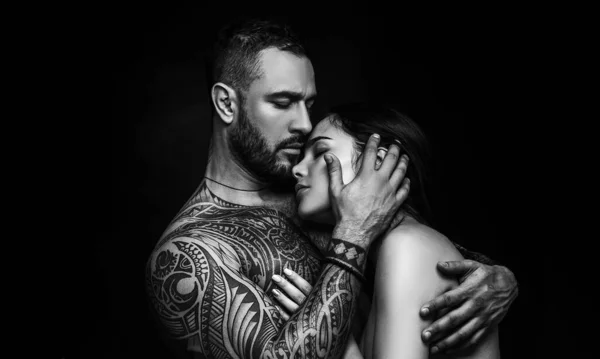 Amor e desejo. Homem latino abraçando mulher adorável com amor. Um casal sensual apaixonado. Amor erótico do homem hispânico e mulher sexy — Fotografia de Stock