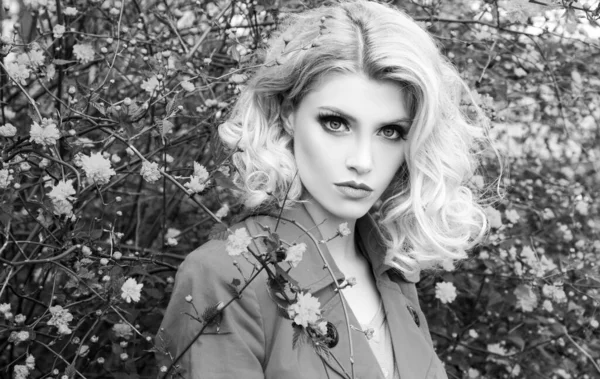 Sarışın, yüksek moda mankeni bir kız. Canlı Makyaj. Çiçek tarlası olan güzel bir model kadın. Bahar çiçekleri açan güzel kadın..