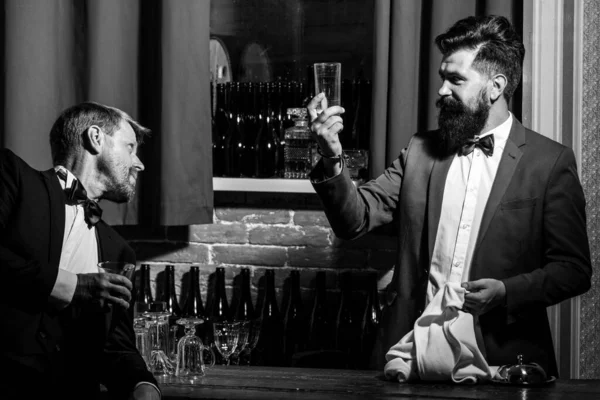 Barmen und Kunden. Alkoholgetränk. Barmann am Schalter. Hipster in der Bar. Altes traditionelles Whiskeygetränk. Gentleman-Getränk. — Stockfoto