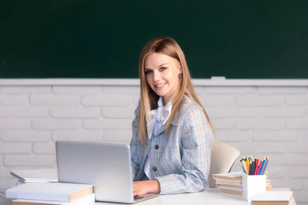 Studentessa in lezione in classe al liceo o all'università, webinar online, videochiamata sull'apprendimento a distanza. — Foto Stock