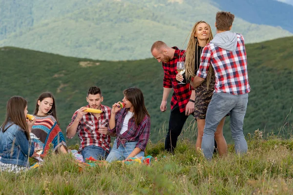 山の上で一緒に自然ハイキングやキャンプでアウトドアライフスタイルの活動を楽しむ人々のグループ. — ストック写真