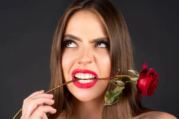 黒い隔離された背景に歯で赤いバラを保持面白い女性。誕生日. — ストック写真