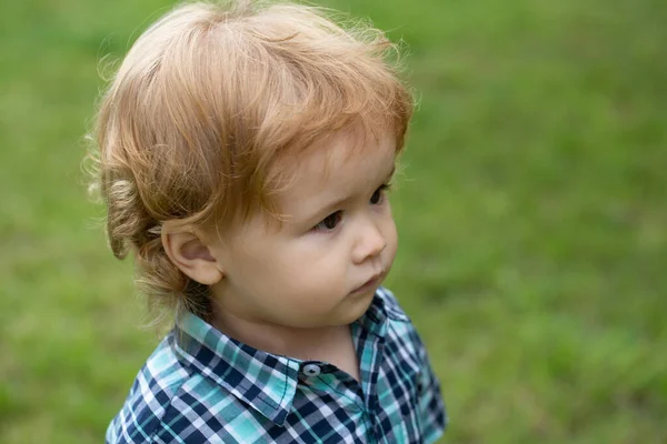 Bebé niño en la hierba en el fieald en verano. Lindo niño caminando al aire libre. —  Fotos de Stock