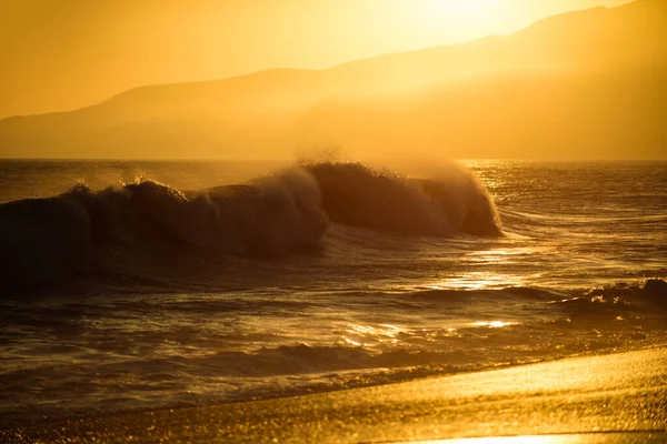 Guld himmel och havsvatten. Soluppgång i havet med mjuk våg och molnigt. Gyllene soluppgången över havsvågorna. Soluppgång över havet. — Stockfoto