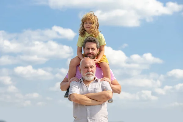 İnsan portresi. Büyükbaba ve oğul açık havada. Babalar Günü konsepti. Farklı yaşlardaki erkekler.. — Stok fotoğraf