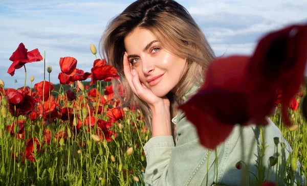 Портрет красивой молодой женщины на открытом воздухе в маковом поле на маковом фоне. Девушка в поле весеннего цветения цветущего луга. — стоковое фото