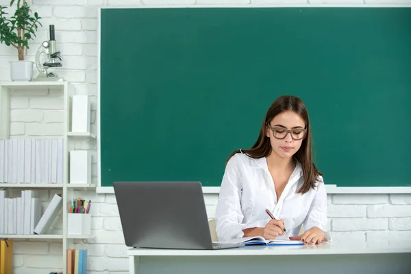 Estudiante de secundaria que aprende inglés o matemáticas en clase, aprendizaje en línea en la escuela, educación a distancia. — Foto de Stock