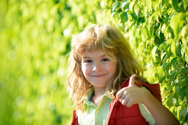 Bahar parkında küçük sevimli bir çocuğun yakın plan portresi. Mutlu çocuk dışarıda eğleniyor. Çocukluk kavramı. — Stok fotoğraf