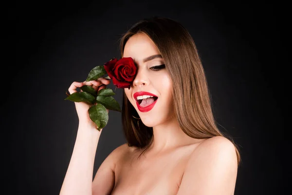 Brünette Frau mit roter Rose. Schöne Mädchen mit Reses Blumen. Nahaufnahme Gesicht der jungen schönen Frau mit gesunder, sauberer Haut und hellem Make-up. — Stockfoto