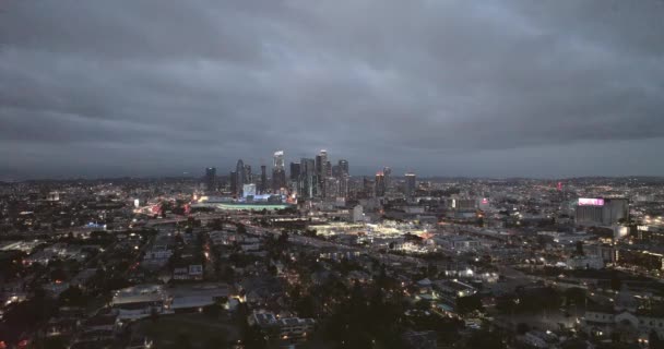 Downtown Los Angeles noční letecký výhled, obchodní centrum města. Místní scenérie. — Stock video