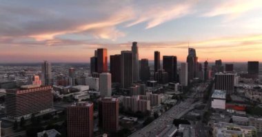 Los Angeles hava görüntüsü, İHA ile uçuyor. Top Aerial View Sinemasal Drone Görüntüsü.