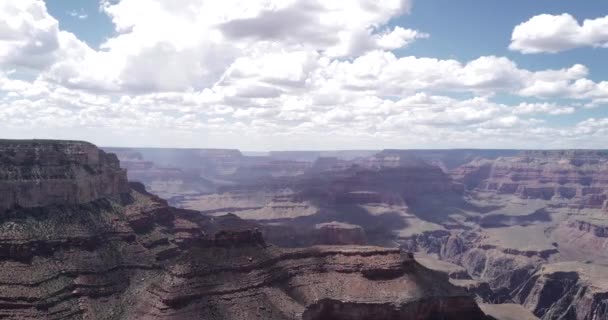 Berühmter Wanderort, Reise- und Erlebniskonzept. Wolken über dem Grand Canyon im Zeitraffer. — Stockvideo