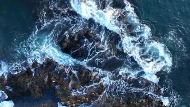 Vista aérea de olas y acantilados. Olas de mar rompiendo sobre rocas, vista aérea del dron — Vídeos de Stock