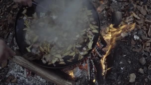 Μαγείρεμα στη φωτιά στο στρατόπεδο. Φαγητό στο ύπαιθρο. Μαγειρική υπαίθρια, βράζει κατσαρόλα στη φωτιά για πικνίκ. — Αρχείο Βίντεο