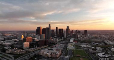 Los Angeles şehir merkezi silueti. Los Angels Şehri İHA ile filme alındı..