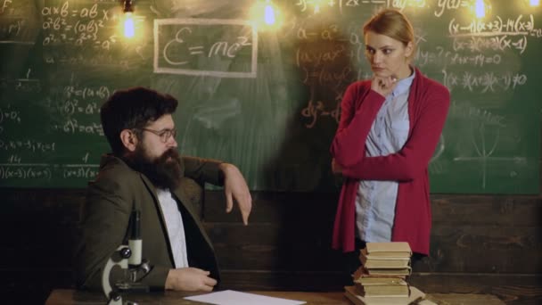 Un paio di professori. Studente delle superiori che ascolta il professore in classe. Spiegazione dell'insegnante matematica. Studentessa che pensa all'universita 'sulla lavagna. Professore che insegna studente adulto. — Video Stock