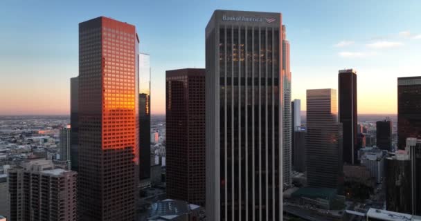 ロサンゼルスの高層ビルのスカイライン、フライングとドローンでLAを撮影。ロス・エンジェルスをドローンで撮影. — ストック動画
