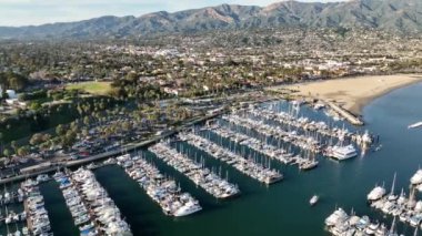 Santa Barbara iskelesi ve plaj, California. Hava görüntüsü. Santa Barbara California Liman İskelesi, insansız hava aracı. Yatlar ve tekneler. İskele, iskele. Marina alicante.