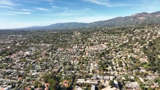 Flying over Santa Barbara. Flying of Santa Barbara, filmed LA by drone. — Stock Video