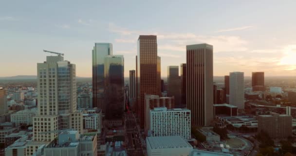 Los Angeles centrum skyline. Los Angeles stad bij zonsondergang. — Stockvideo