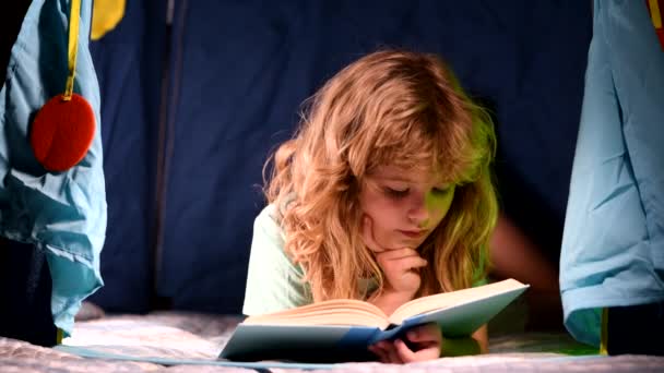 Libro de lectura infantil. Niño soñando leer cuentos, cuentos de hadas o cuentos de hadas. — Vídeo de stock