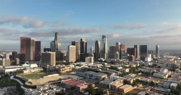 Ciudad de Los Ángeles paisaje urbano horizonte vista aérea panorámica al atardecer. Volando y filmado LA por dron. Paisajes urbanos de LA. — Vídeo de stock