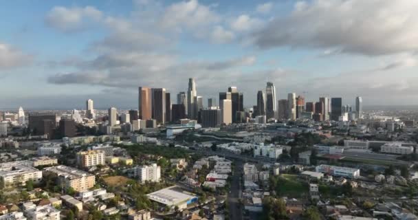 Légi drónlövés repül Los Angeles belvárosában. Légi drón repül. Városi légi felvétel Los Angeles belvárosáról. — Stock videók