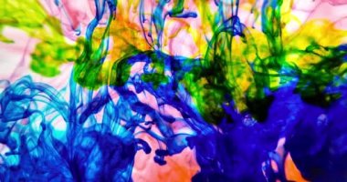 Soyut şekildeki renkli lekeler, renkli mürekkep damlaları. Renk sıvısı. Suda akrilik renkli boya. Sıvı dumanlı sanat duvar kağıdı. CMYK.